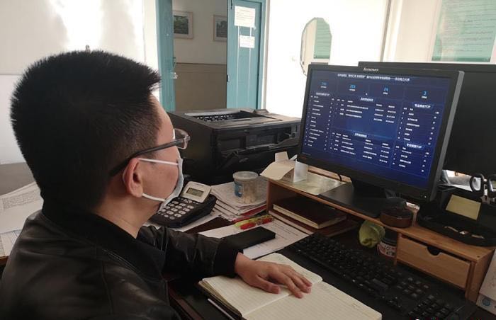 某高校就業(yè)部門的老師正在查看“云”招聘會(huì)的數(shù)據(jù)。 圖片來源 中新網(wǎng)