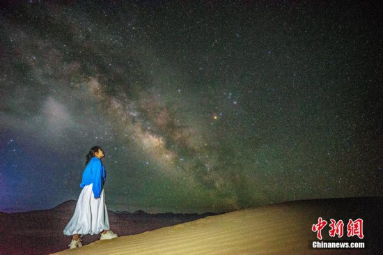 圖為6月20日晚，游客在西藏阿里暗夜公園與銀河“合影”。曹枝清 攝