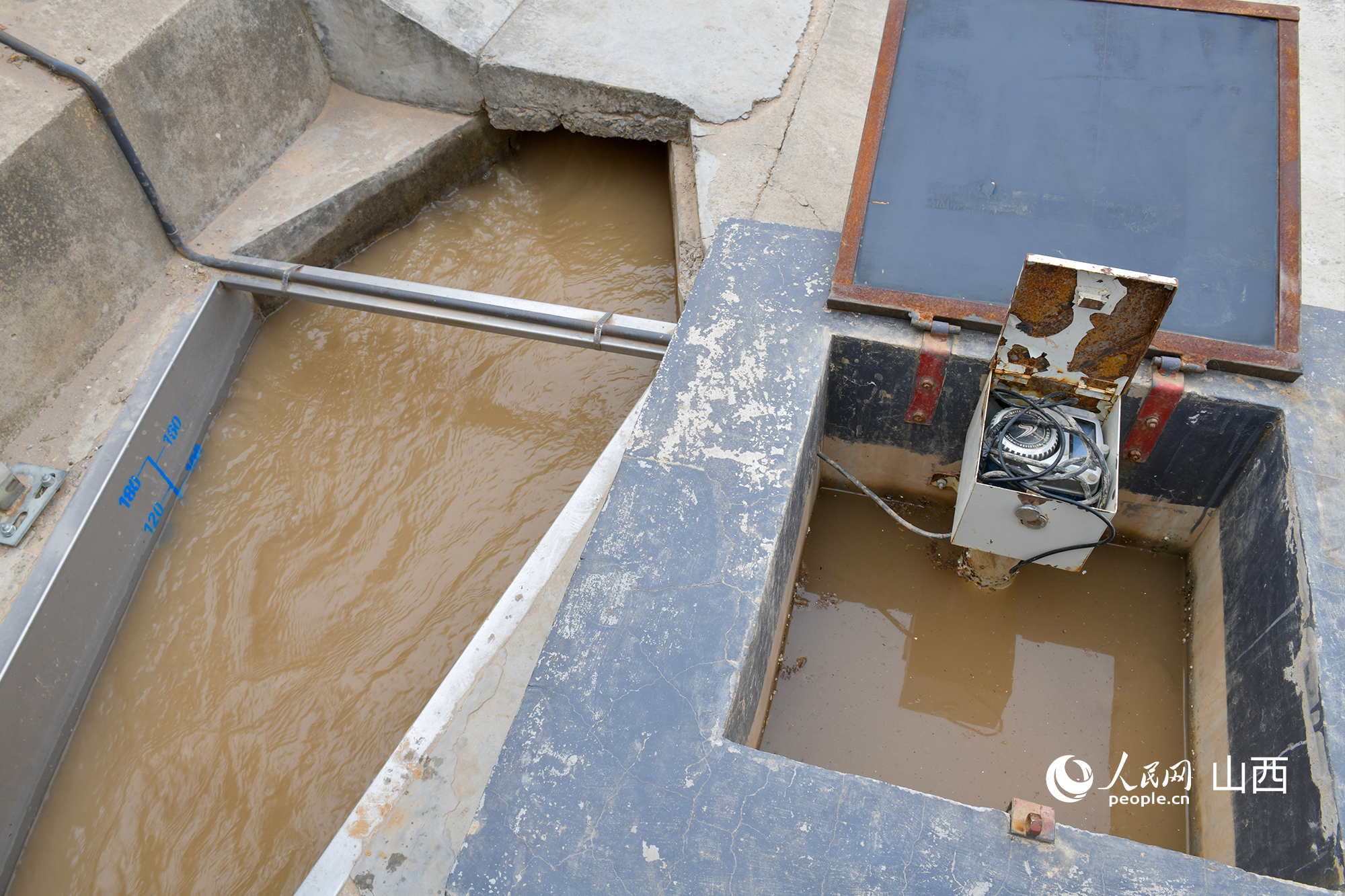 灌區(qū)渠口的計(jì)量設(shè)施。人民網(wǎng)記者 焦搏文攝