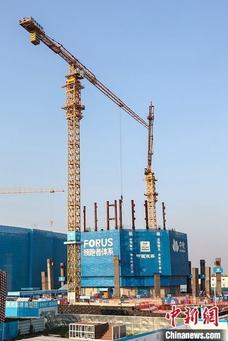 從完成頂層設(shè)計(jì)到如火如荼大規(guī)模建設(shè)，六年來，雄安新區(qū)如春天的竹子一般拔節(jié)生長，這座承載千年大計(jì)的“未來之城”已雄姿初顯。從“一張白紙”開始著墨，如今的雄安新區(qū)已是濃墨重彩的“山水畫”。<a target='_blank' href='/'>中新社</a>記者近日走訪了雄安新區(qū)多地，從“藍(lán)綠金”三色感受這座“未來之城”的巨大變化。圖為7月19日，河北雄安新區(qū)，中國中化總部基地項(xiàng)目施工現(xiàn)場。 <a target='_blank' href='/'>中新社</a>記者 易海菲 攝