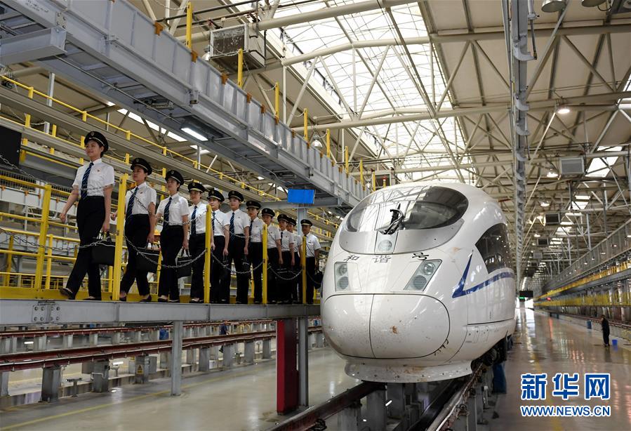 (社會(huì))(1)國內(nèi)鐵路將迎來首批女動(dòng)車組司機(jī)