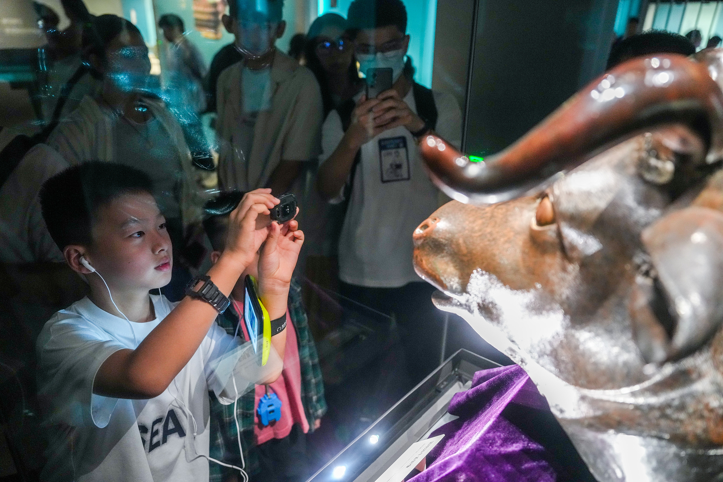 2025年6月，參加研學(xué)游的孩子在安徽博物院蜀山館參觀圓明園牛首銅像。（圖片來(lái)源：視覺中國(guó)）