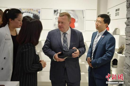 5月2日,丹麥首相拉斯穆森夜逛太古里,走進1963年創(chuàng)立于丹麥的“愛步”鞋類品牌店了解情況。當日,應中國國務院總理李克強邀請,丹麥首相拉斯穆森―行抵達中國成都,開始對中國進行正式訪問,拉斯穆森此訪系其2015年當選首相以來首次訪華,其訪問首站就來到四川成都。 <a target='_blank' _fcksavedurl='http://www.chinanews.com/'></table>中新社</a>記者 劉忠俊 攝