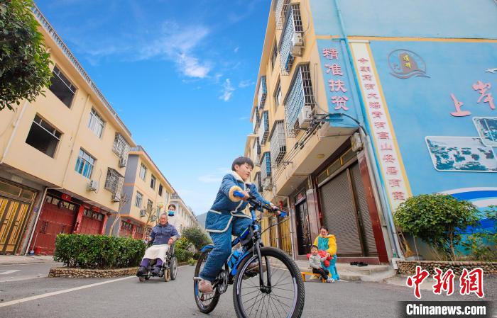 溪邳村一角?！菓c堂 攝