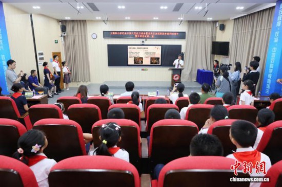 廣州中醫(yī)藥大學(xué)副校長(zhǎng)、廣東省中醫(yī)院院長(zhǎng)張忠德向?qū)W生講述“抗戰(zhàn)中的中醫(yī)藥”。吳遠(yuǎn)團(tuán) 攝