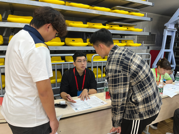 招聘會上，老師為畢業(yè)生開展就業(yè)指導(dǎo)。校方供圖