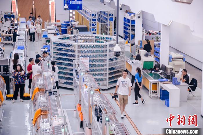 圖為莆田雙馳鞋業(yè)個性化定制示范工廠?！±钅宪?攝