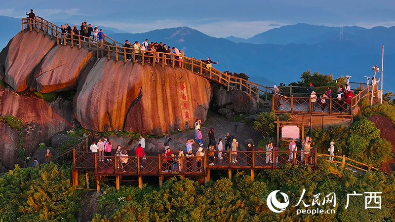 游客在觀賞日出。人民網 雷琦竣攝