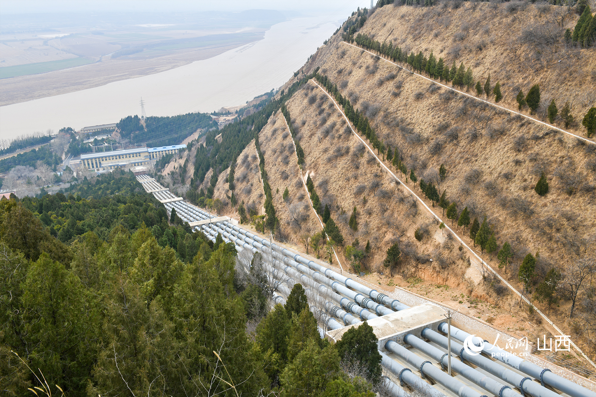 大禹渡灌區(qū)6條約700米的管道將黃河水引上旱塬。人民網(wǎng)記者 焦搏文攝