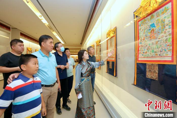 “藏韻瑰寶”藏醫(yī)四部醫(yī)典唐卡珍品展現(xiàn)場?！⒖∩n 攝