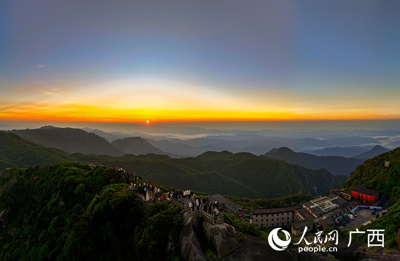 紅日破云而出。人民網 雷琦竣攝