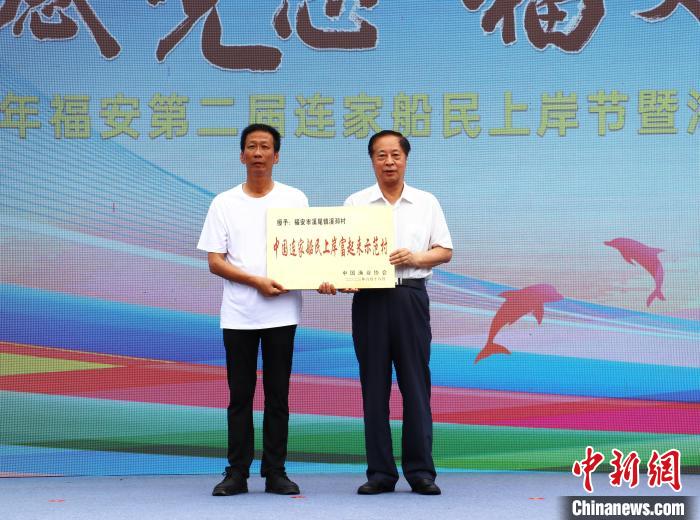 溪邳村獲“中國(guó)連家船民上岸富起來(lái)示范村”榮譽(yù)稱號(hào)?！×珠派?攝