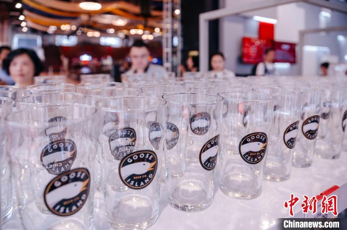 基地內(nèi)，各式啤酒文化周邊產(chǎn)品在出售?！±钅宪?攝