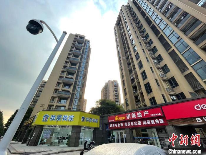 多家房地產(chǎn)中介。 蘇婷 攝