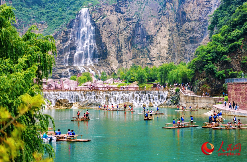 泛舟水上，成為酷熱夏季的一個(gè)避暑良方。人民網(wǎng)記者 王佩攝