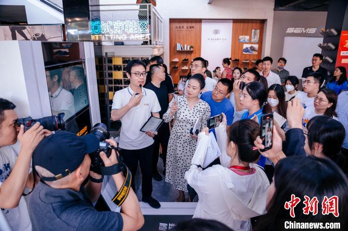 定制示范工廠可從腳型測量儀采集數(shù)據(jù)，按需進行“私人訂制”。　李南軒 攝