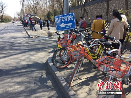 共享單車越來越多，出現(xiàn)在大街小巷。<a target='_blank'  _fcksavedurl='http://www.chinanews.com/' ></table>中新網(wǎng)</a> 吳濤 攝