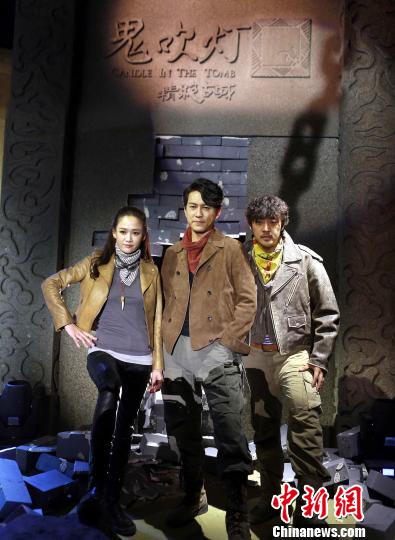 網(wǎng)絡(luò)自制劇《鬼吹燈之精絕古城》今日舉行發(fā)布會(huì)，靳東、陳喬恩和趙達(dá)組成的探寶三人組首次集結(jié)亮相?！●R海燕 攝