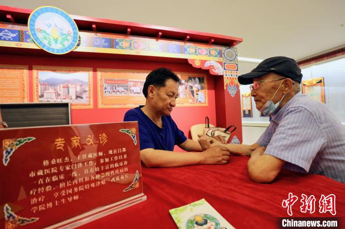 “藏韻瑰寶”藏醫(yī)四部醫(yī)典唐卡珍品展在天津美術(shù)館展出，展覽現(xiàn)場藏醫(yī)專家義診受歡迎。　劉俊蒼 攝