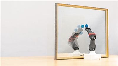  圖為機器人觀察自己在鏡子中的倒影，學(xué)習(xí)自身的形態(tài)和運動學(xué)，實現(xiàn)自主模擬。圖片來源：美國哥倫比亞大學(xué)