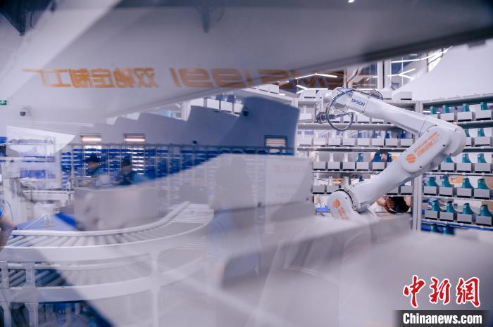 最快一個多小時，“私人訂制”的鞋子就能完成生產?！±钅宪?攝