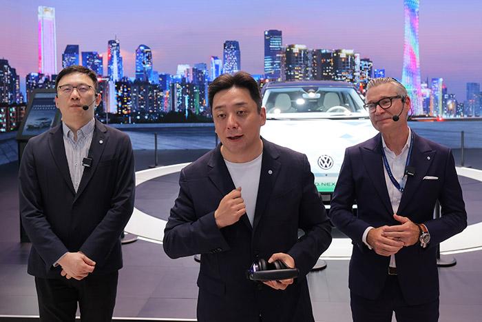 11月17日，上汽大眾汽車有限公司銷售與市場執(zhí)行副總經(jīng)理、上海上汽大眾汽車銷售有限公司總經(jīng)理俞經(jīng)民(中間)參加廣州車展展臺活動。 上汽大眾 供圖