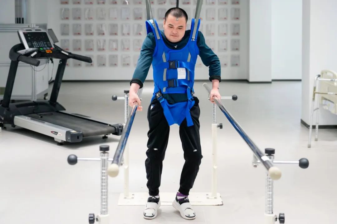 在術(shù)后第14天,患者依靠自身運(yùn)動意圖行走。復(fù)旦大學(xué)供圖