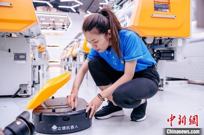 圖為員工在調試AGV搬運機器人?！±钅宪?攝