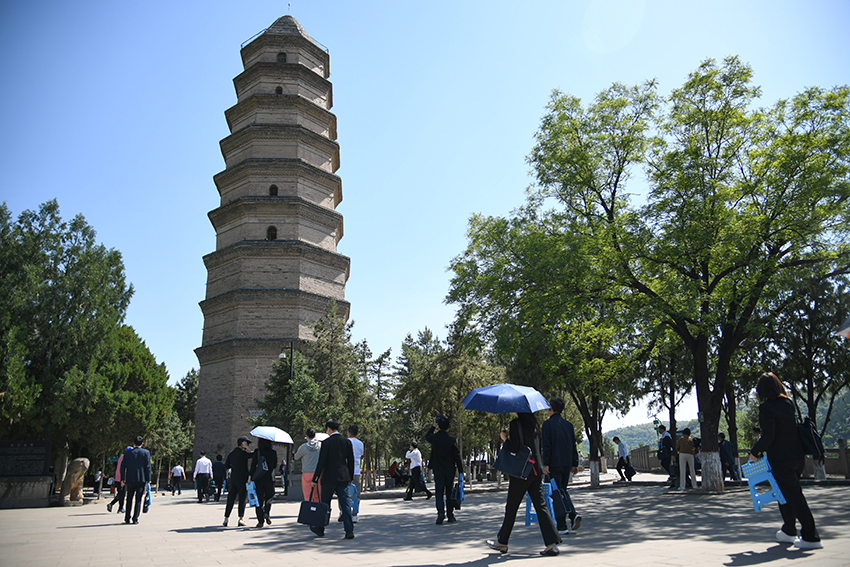 圖為2024年5月7日，游客在延安寶塔山參觀。 新華社記者 張博文 攝