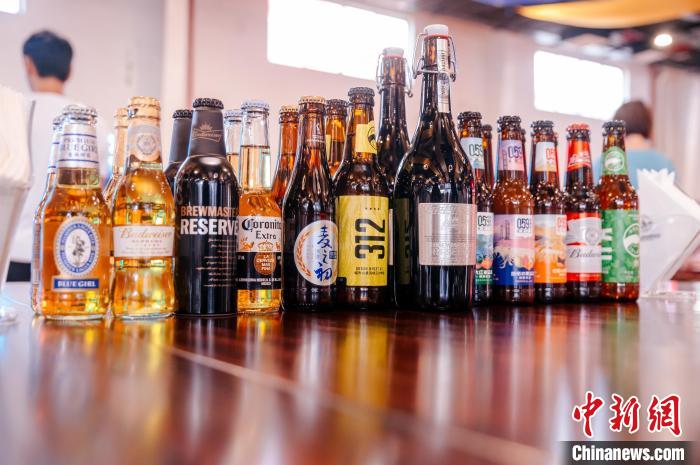 莆田基地主要生產(chǎn)全球旗艦品牌百威、科羅娜、貝克等啤酒，并生產(chǎn)雪津啤酒、雪山啤酒、藍妹啤酒等。　李南軒 攝