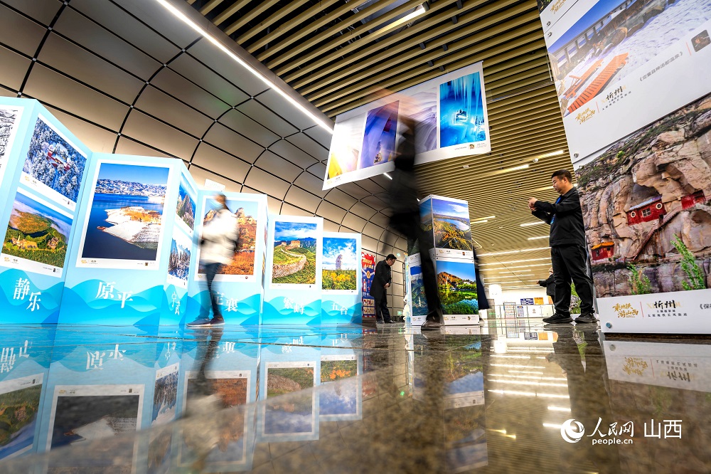 觀眾正在欣賞攝影作品。