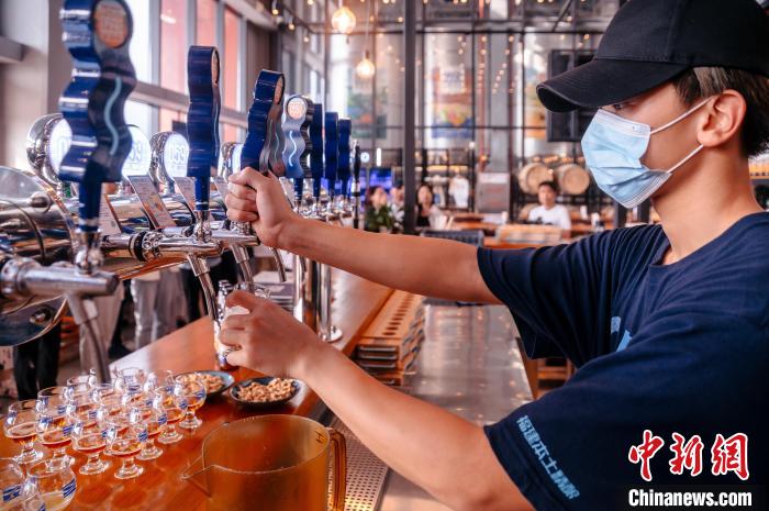 圖為百威雪津啤酒莆田基地工作人員正在打酒?！±钅宪?攝